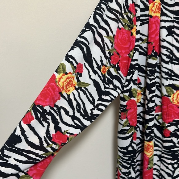 LS Collections flower print with black white background Size XL - Picture 3 of 7